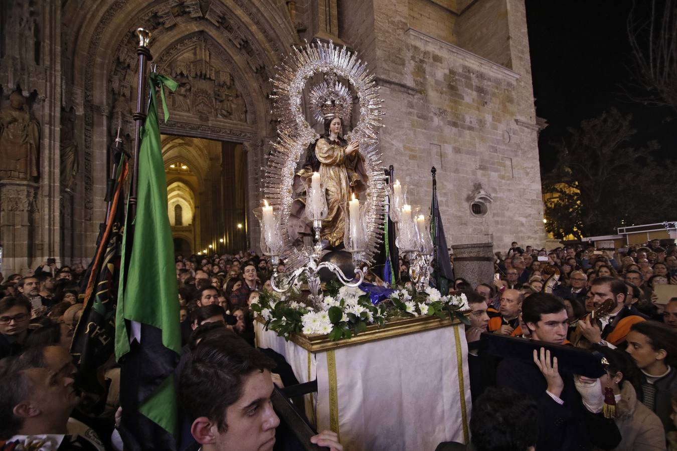 Los tunos cantan a la Inmaculada Concepción