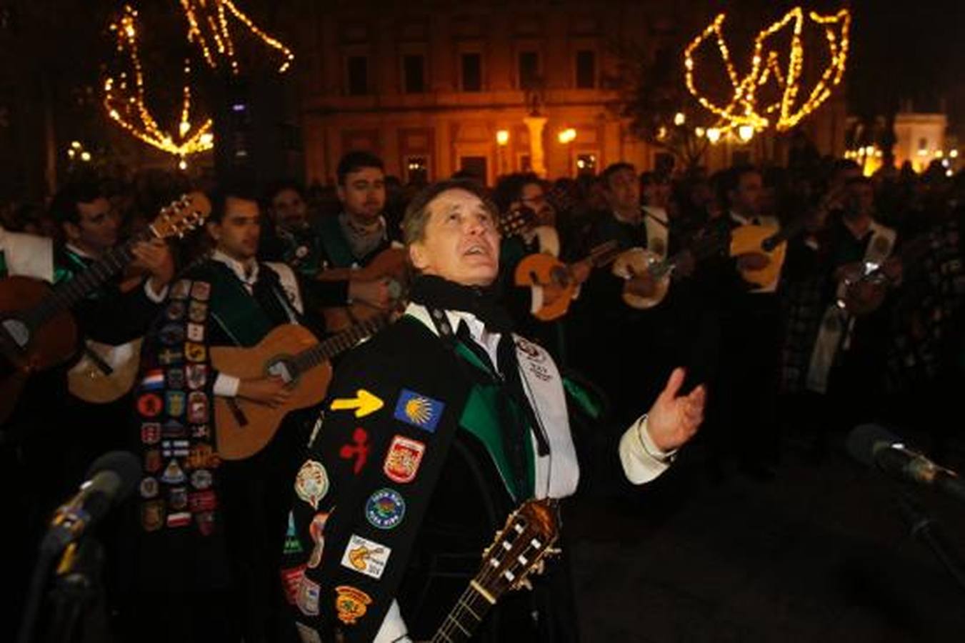 Los tunos cantan a la Inmaculada Concepción