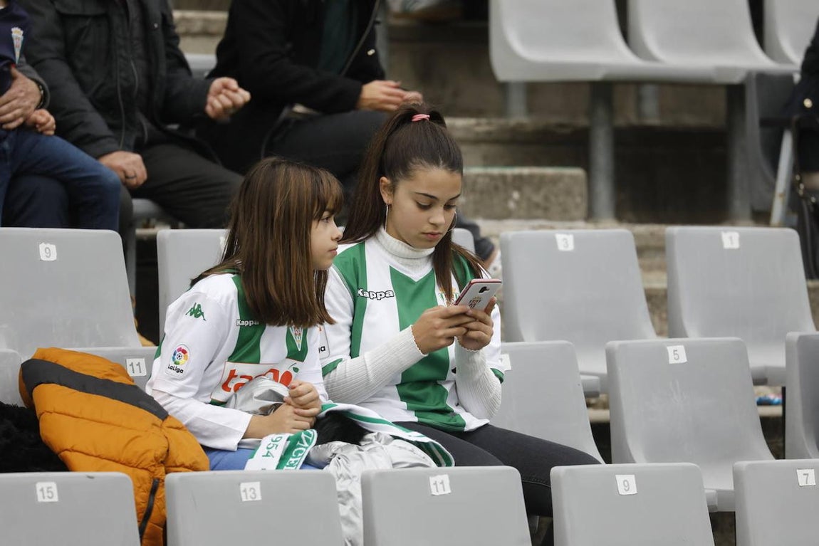 El ambiente en las gradas del Córdoba-Atlético Sanluqueño, en imágenes