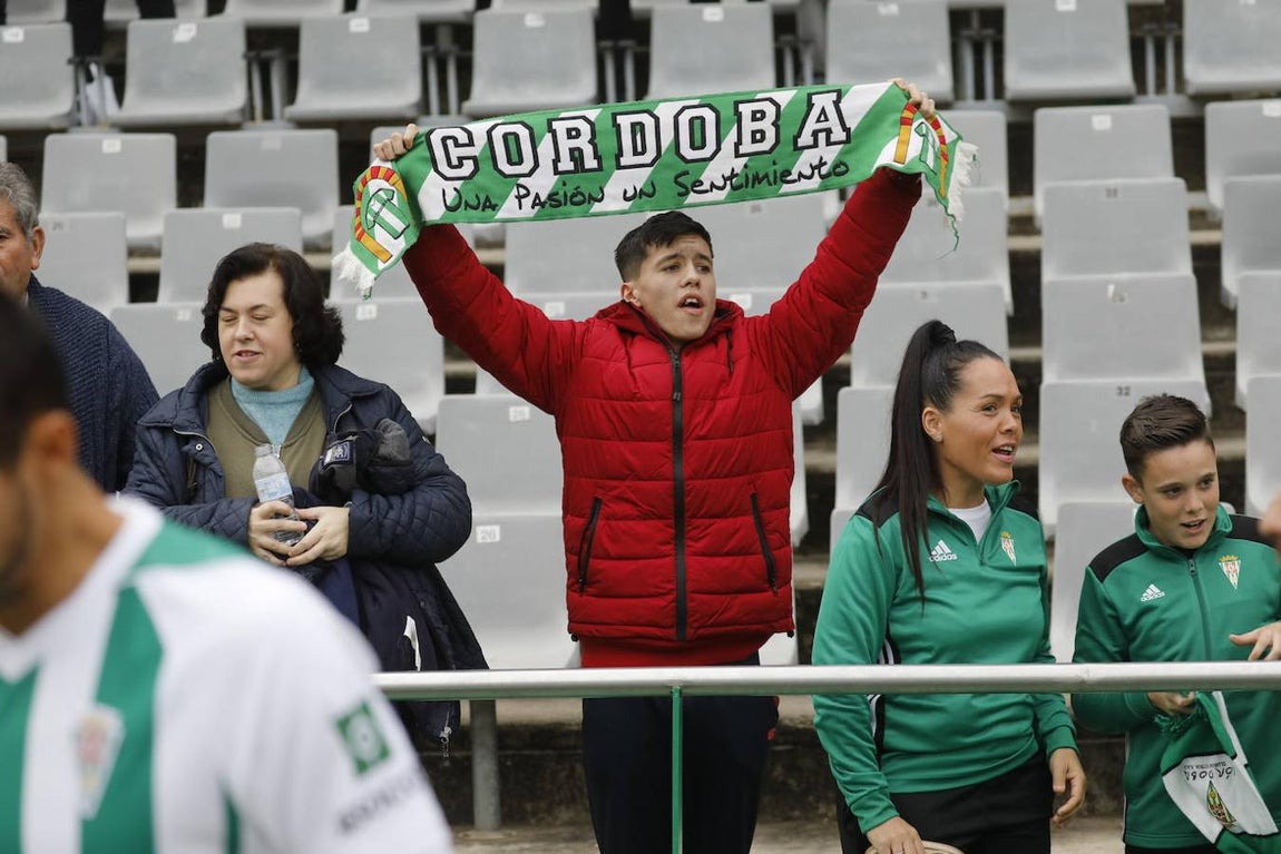 El ambiente en las gradas del Córdoba-Atlético Sanluqueño, en imágenes