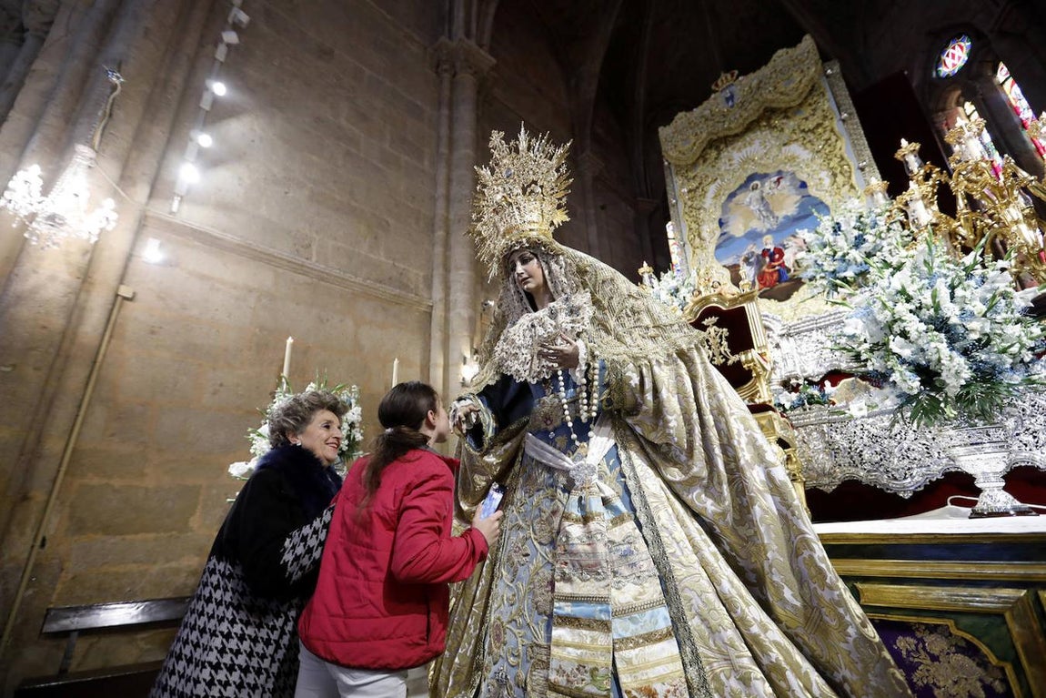 Los besamanos en Córdoba con motivo de la Inmaculada, en imágenes