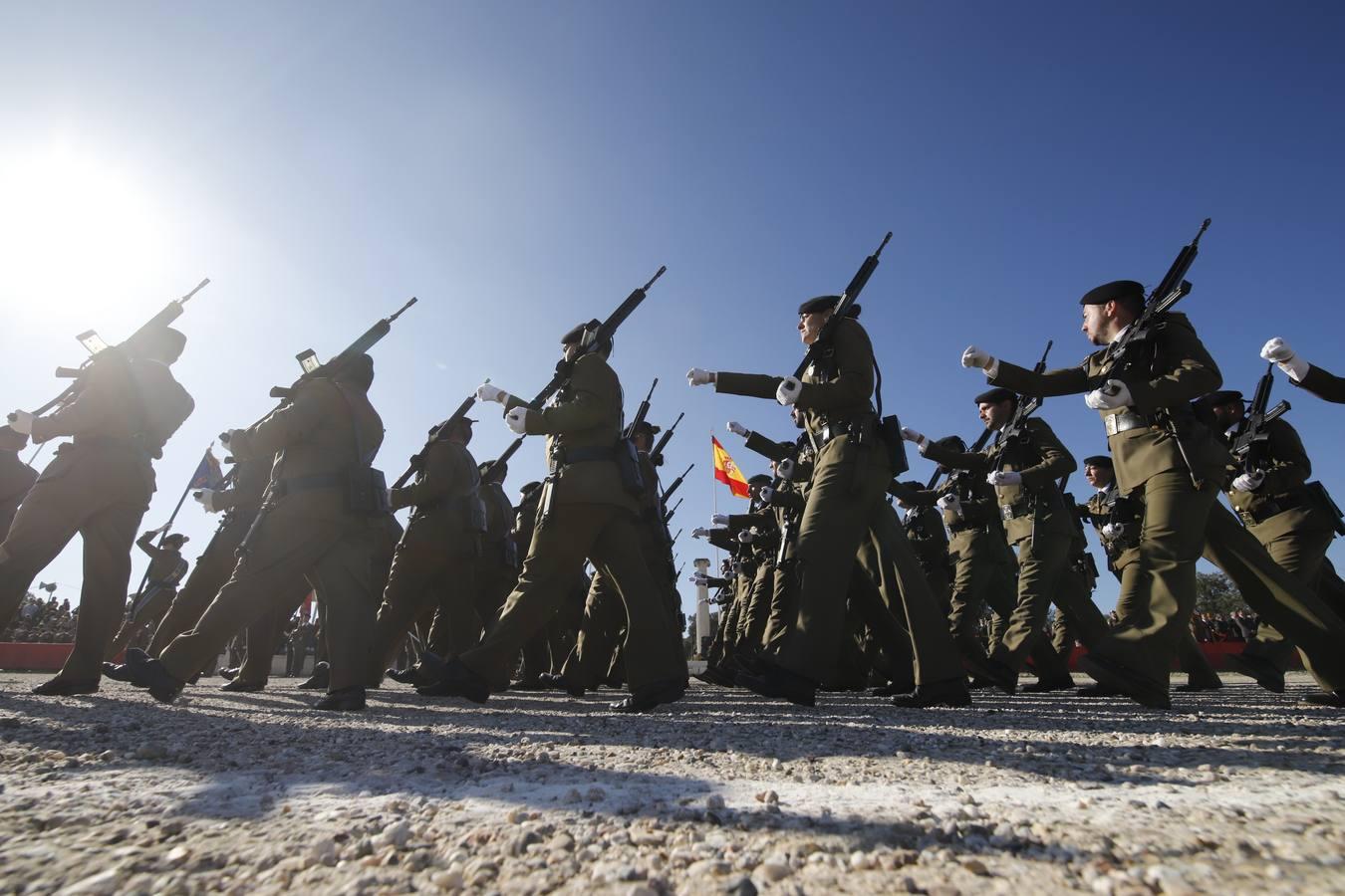 El desfile militar de la Brigada Guzmán El Bueno en Córdoba, en imágenes