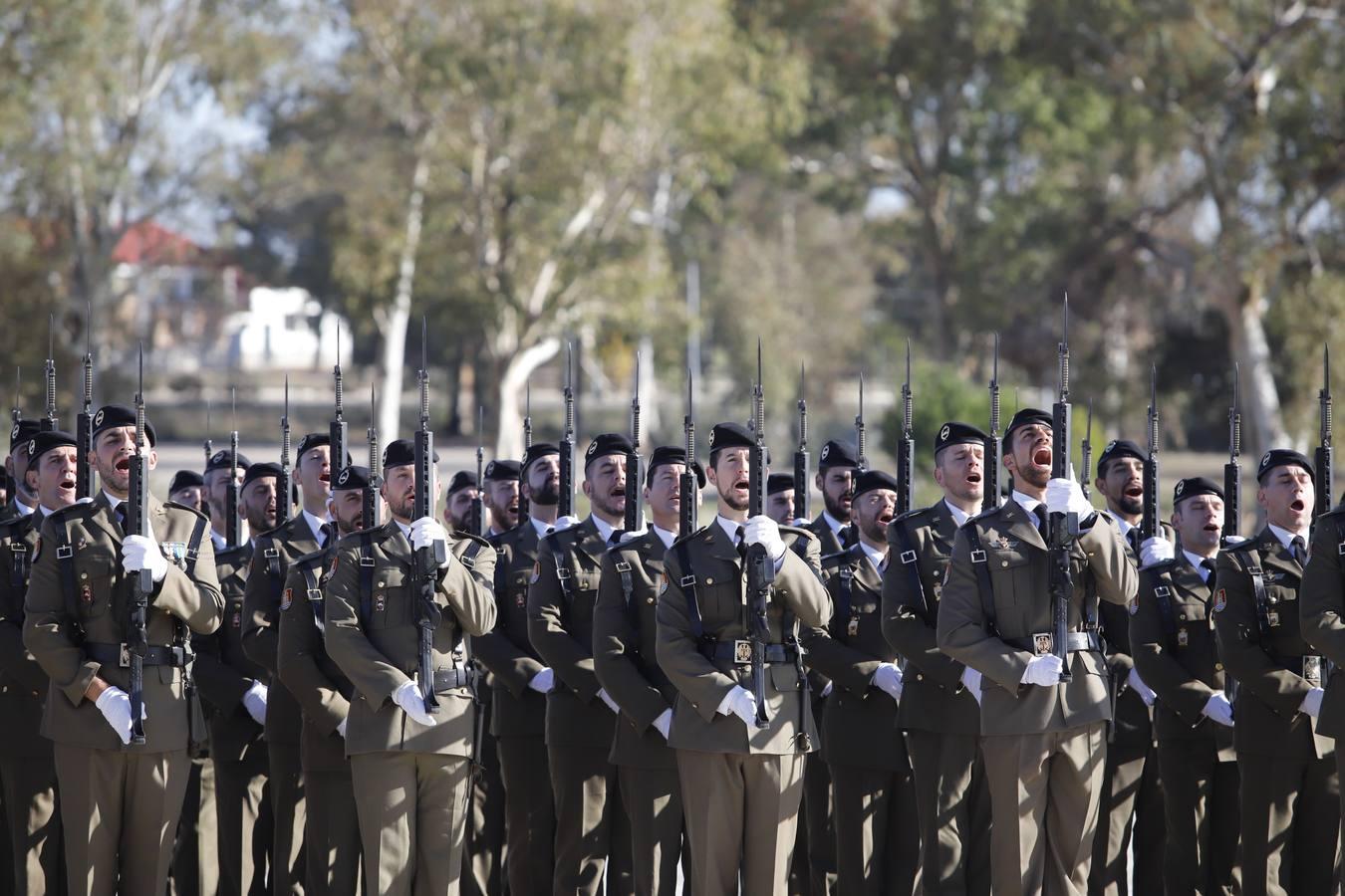 El desfile militar de la Brigada Guzmán El Bueno en Córdoba, en imágenes