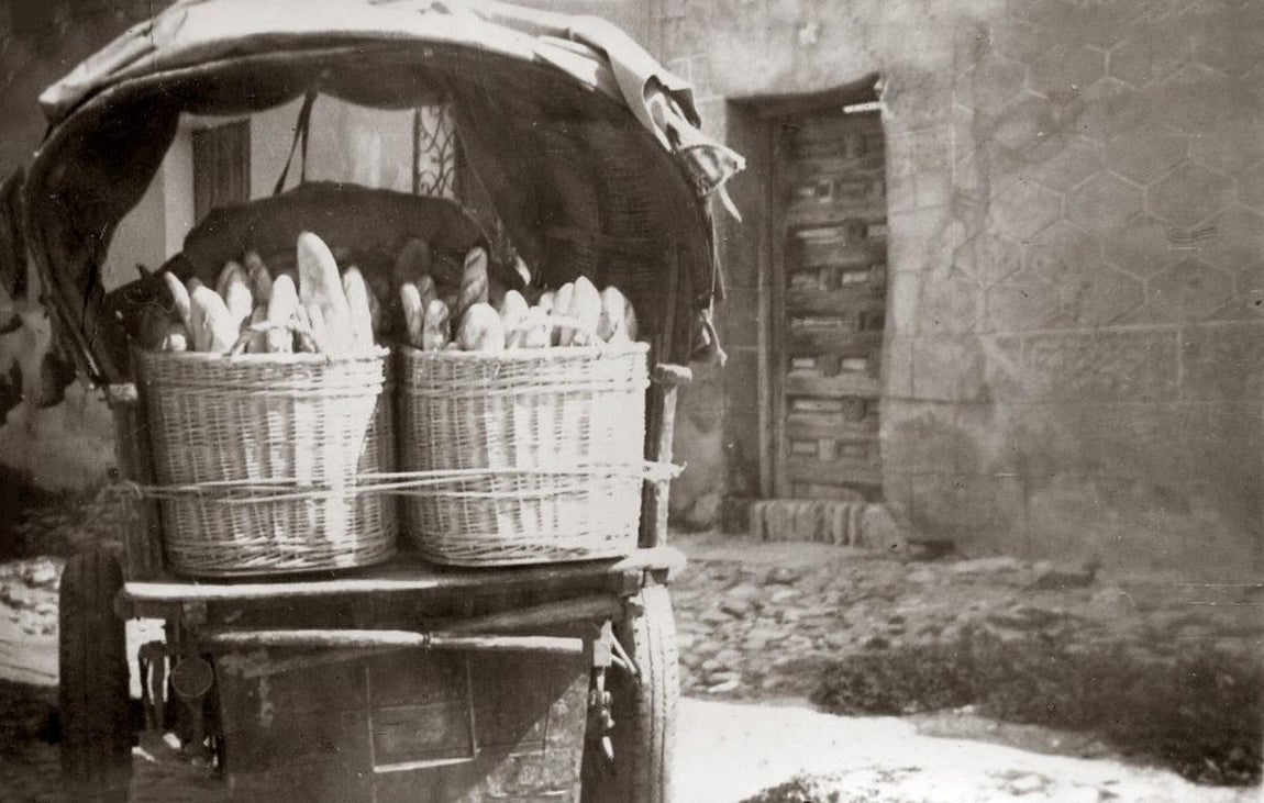 El pan, en un carro, listo para el reparto diario. 