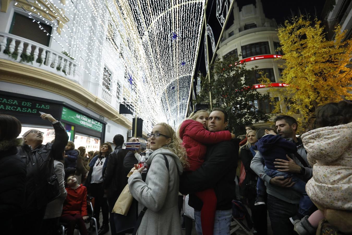 El lunes festivo bajo las luces de la Navidad en Córdoba, en imágenes