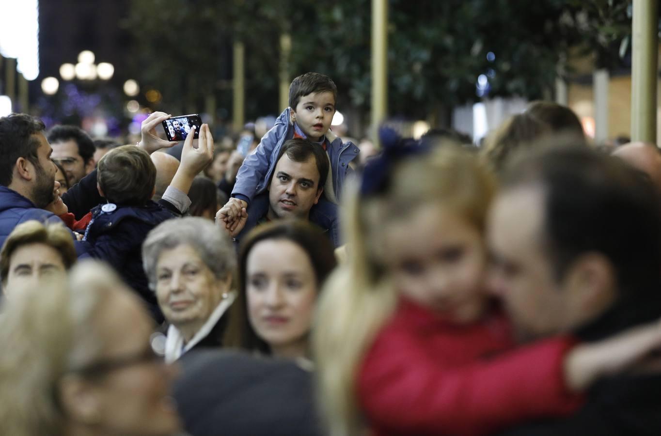 El lunes festivo bajo las luces de la Navidad en Córdoba, en imágenes