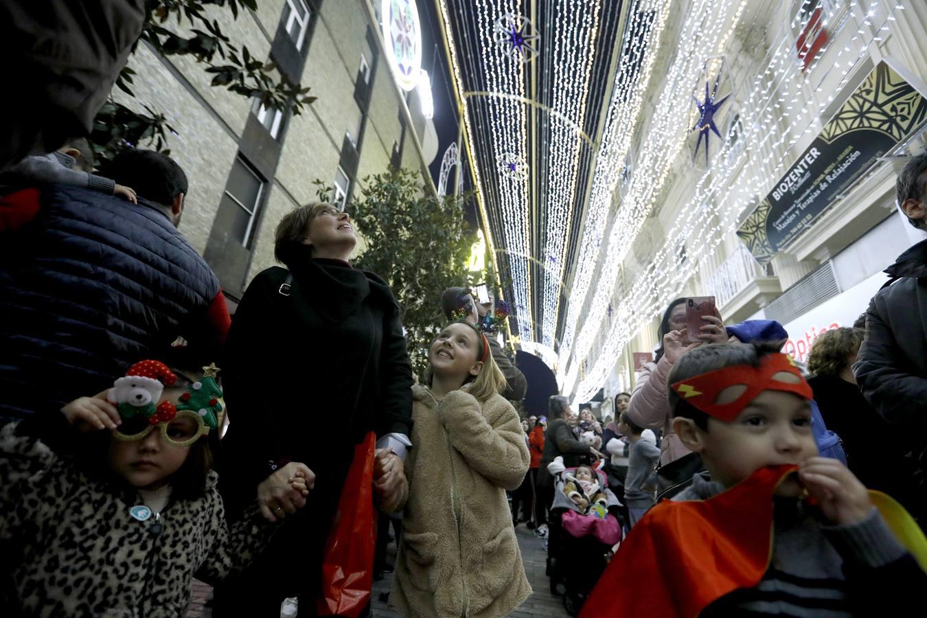 El lunes festivo bajo las luces de la Navidad en Córdoba, en imágenes