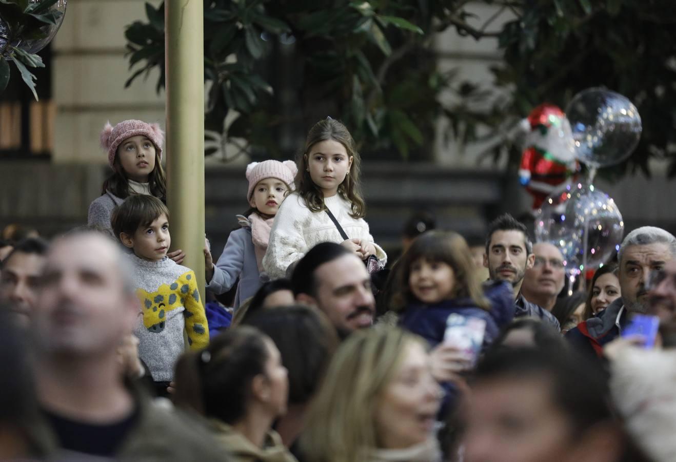 El lunes festivo bajo las luces de la Navidad en Córdoba, en imágenes