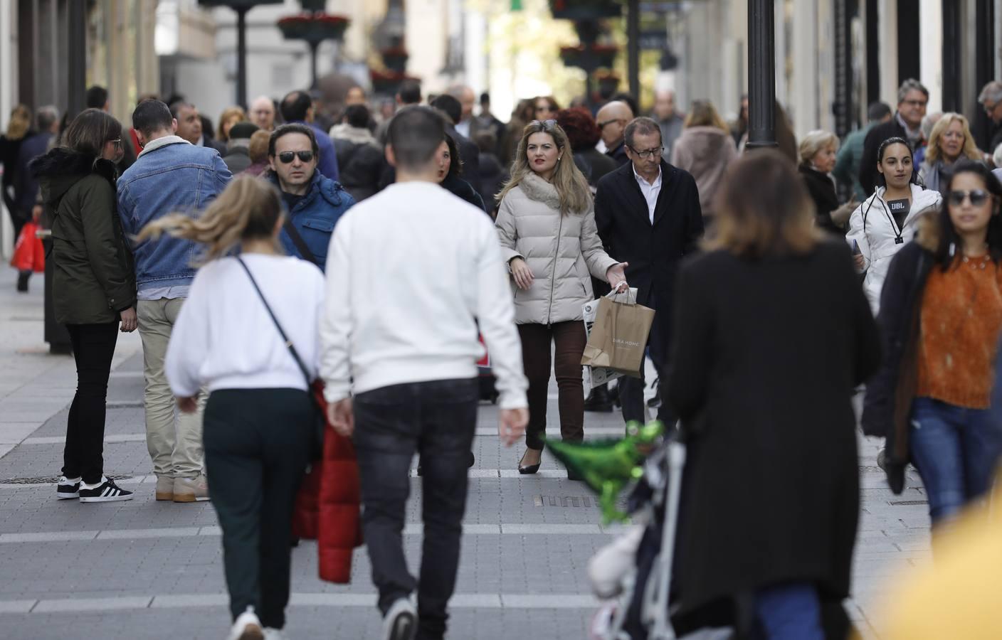 El lunes festivo bajo las luces de la Navidad en Córdoba, en imágenes