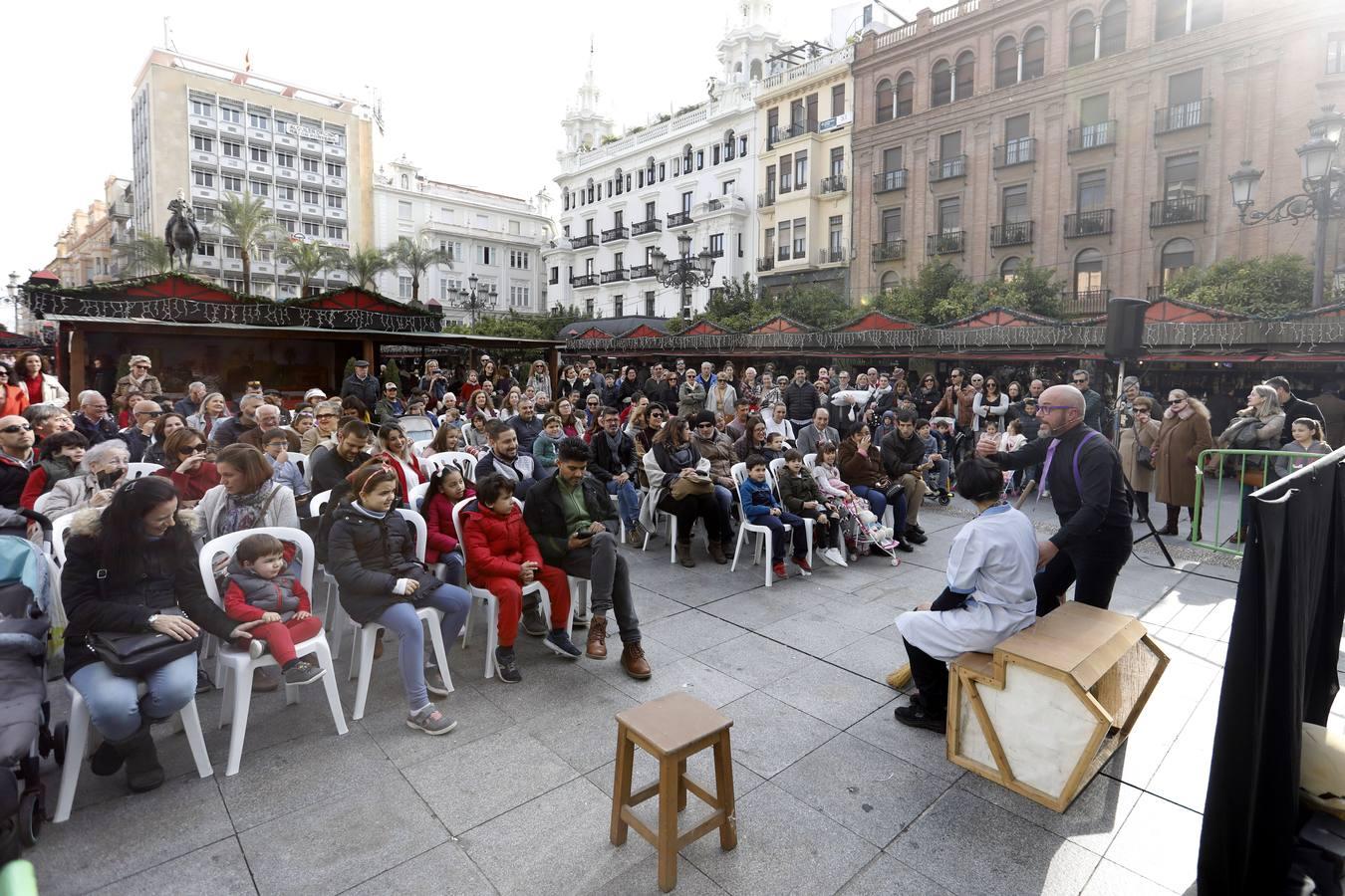 El lunes festivo bajo las luces de la Navidad en Córdoba, en imágenes