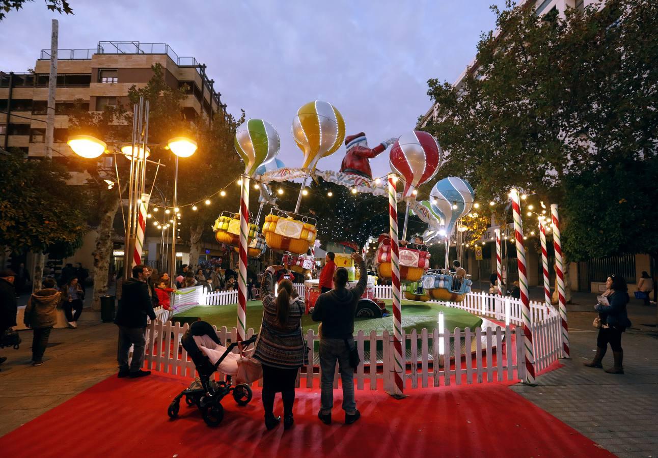 El lunes festivo bajo las luces de la Navidad en Córdoba, en imágenes