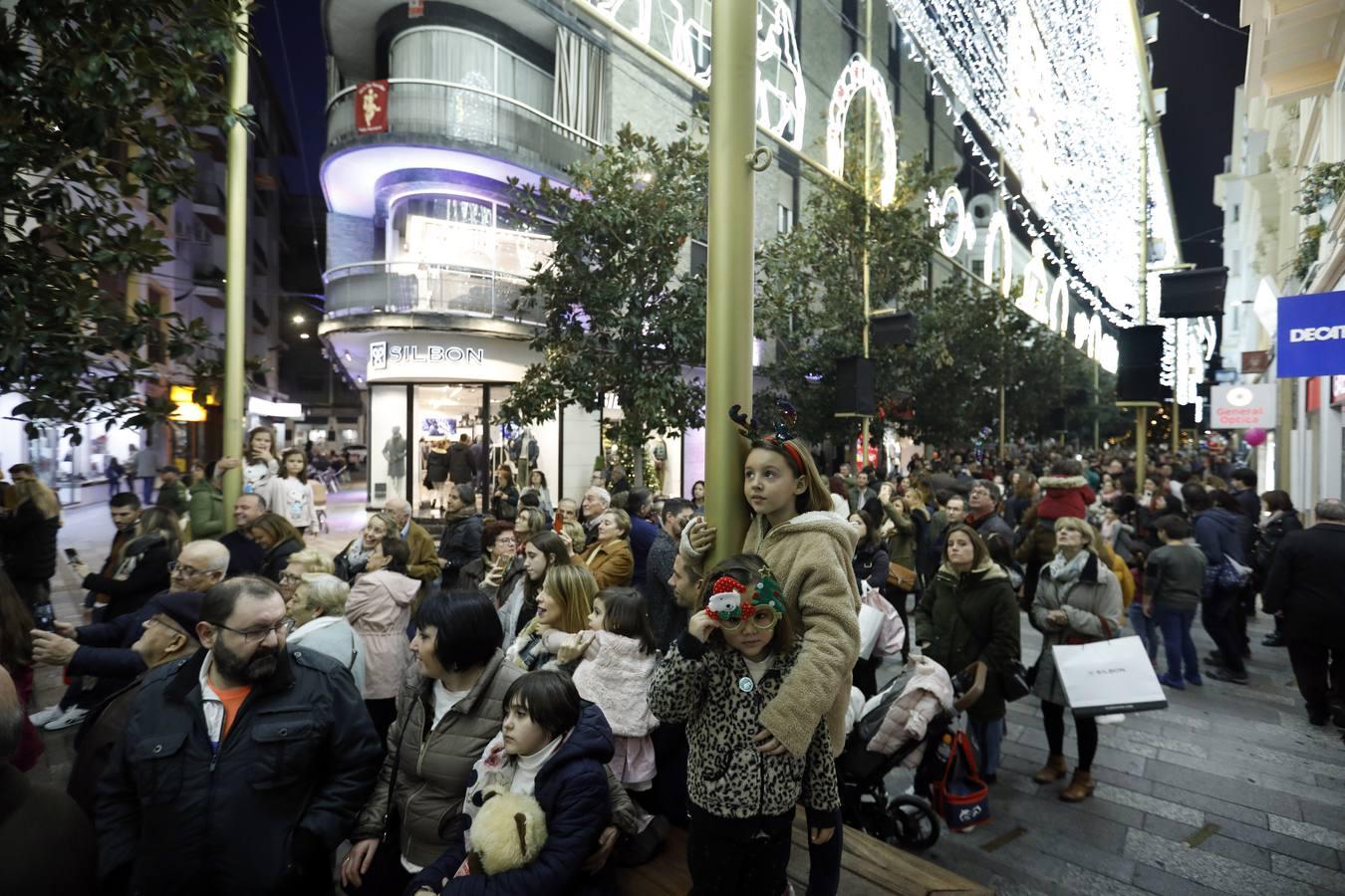 El lunes festivo bajo las luces de la Navidad en Córdoba, en imágenes