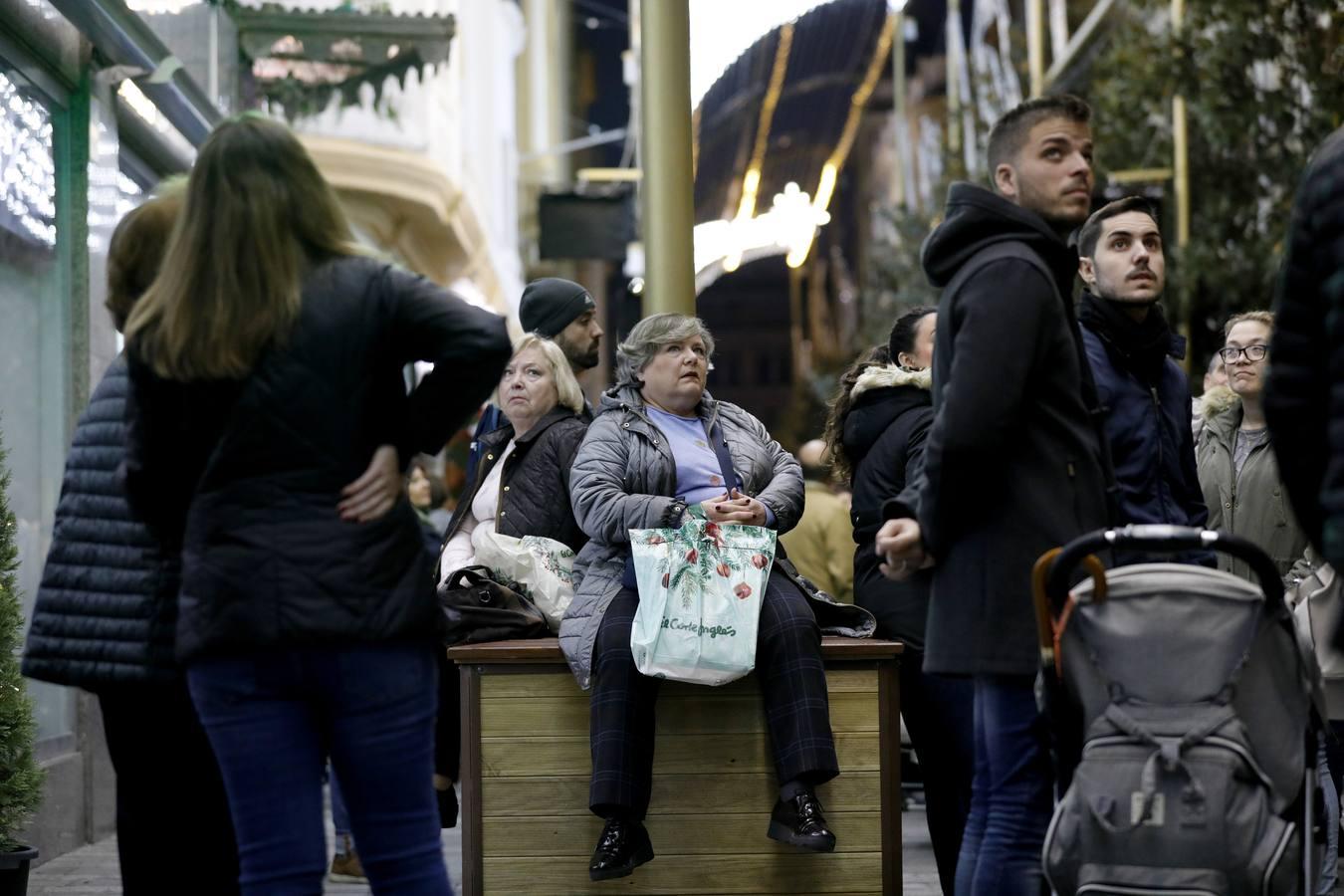 El lunes festivo bajo las luces de la Navidad en Córdoba, en imágenes