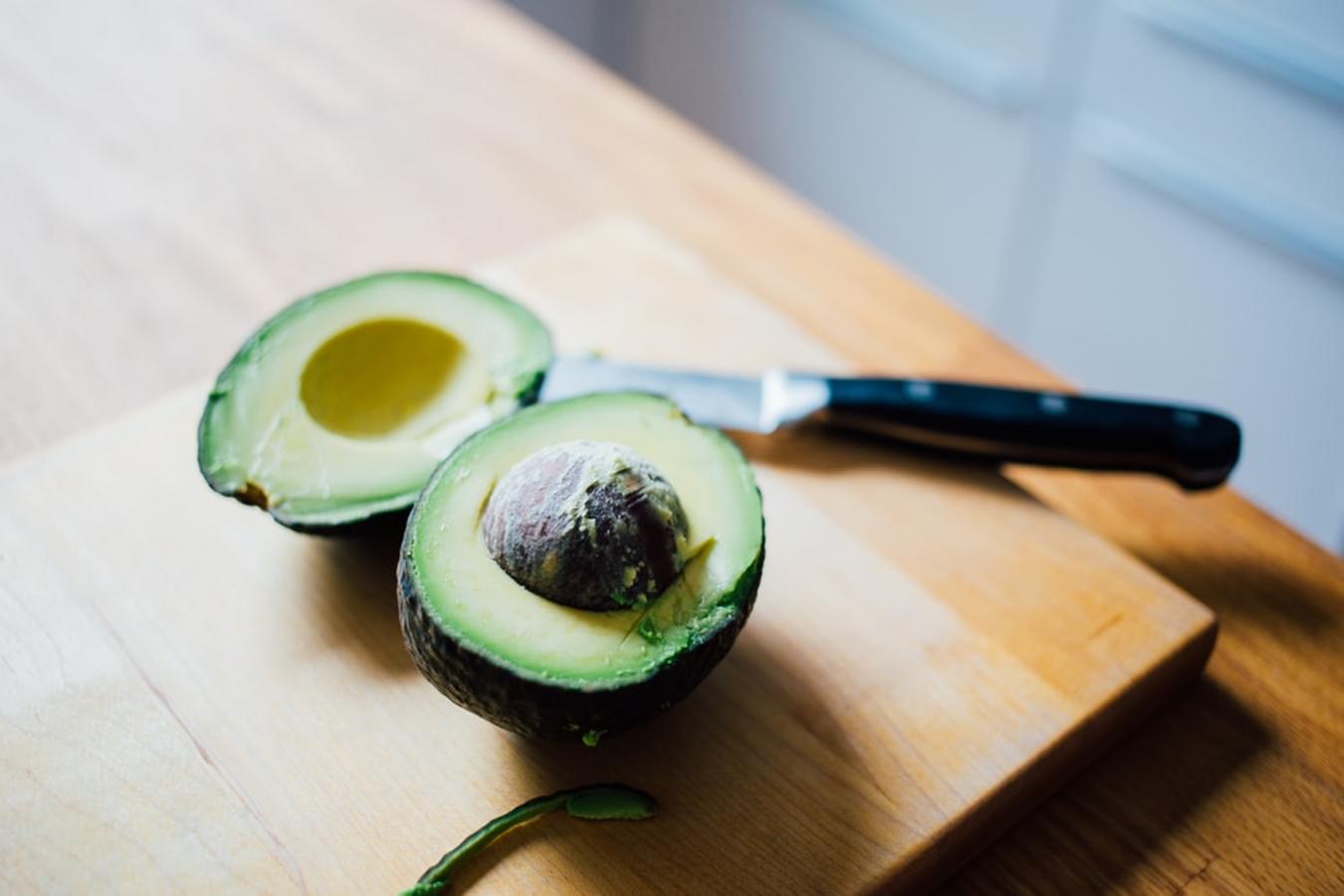 Aguacate. Este fruto tiene un porcentaje de grasas elevado, 12 por cada 100 gramos, pero de estos gramos de grasa, solo 1,41 son saturadas, por lo que se convierte en un alimento que nos colma de nutrientes necesarios.