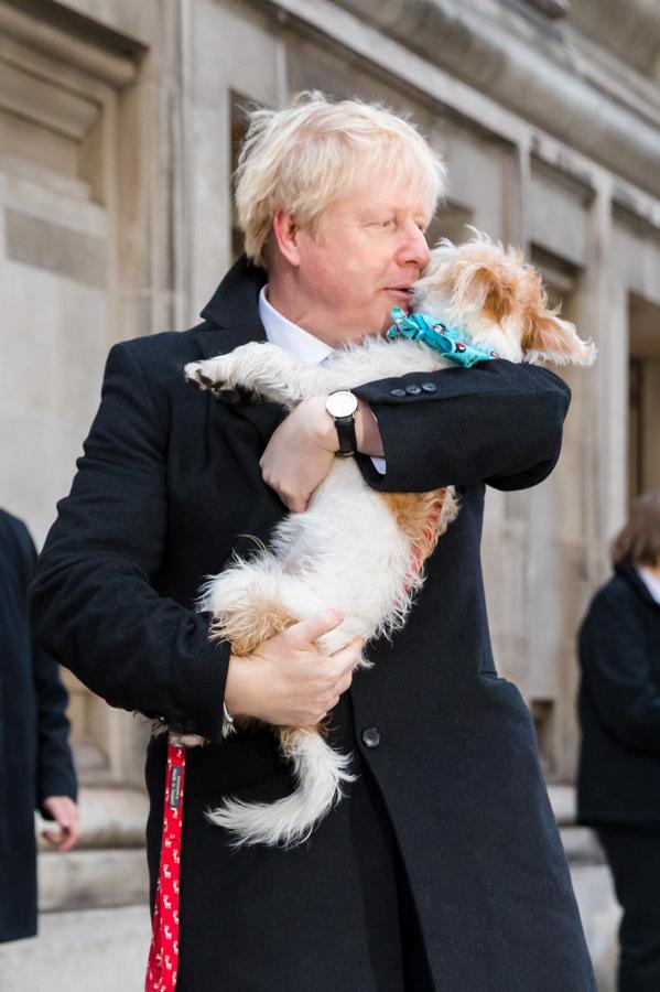 El candidato conservador besa a su perro delante de cientos de cámaras. 