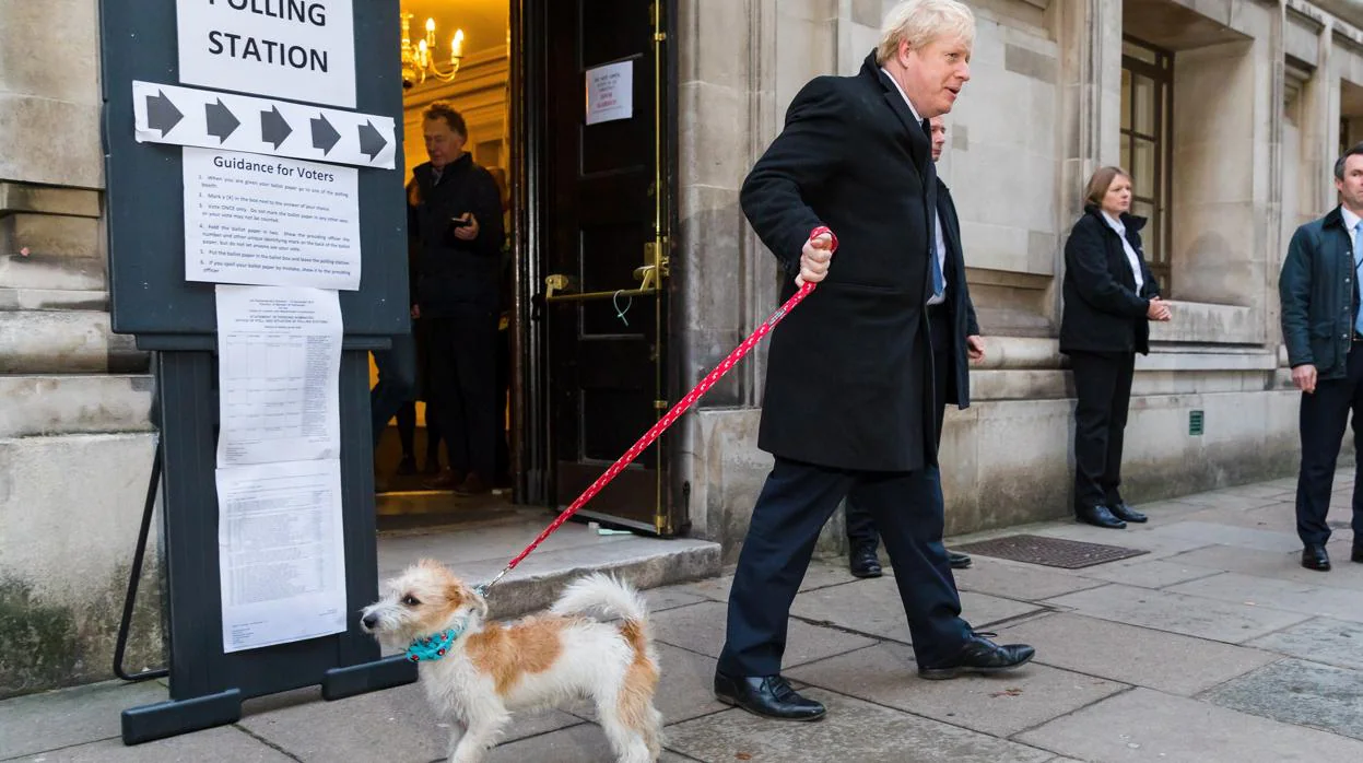 Johnson acude a votar con su perro y otras imágenes de las elecciones en el Reino Unido