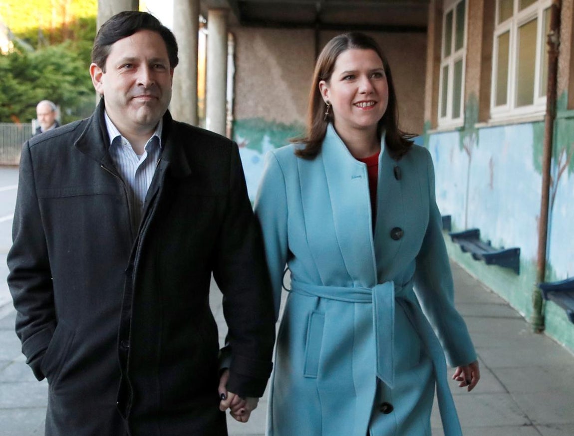La líder de los demócratas Jo Swinson acude a la cita histórica con su marido en Glasgow. 