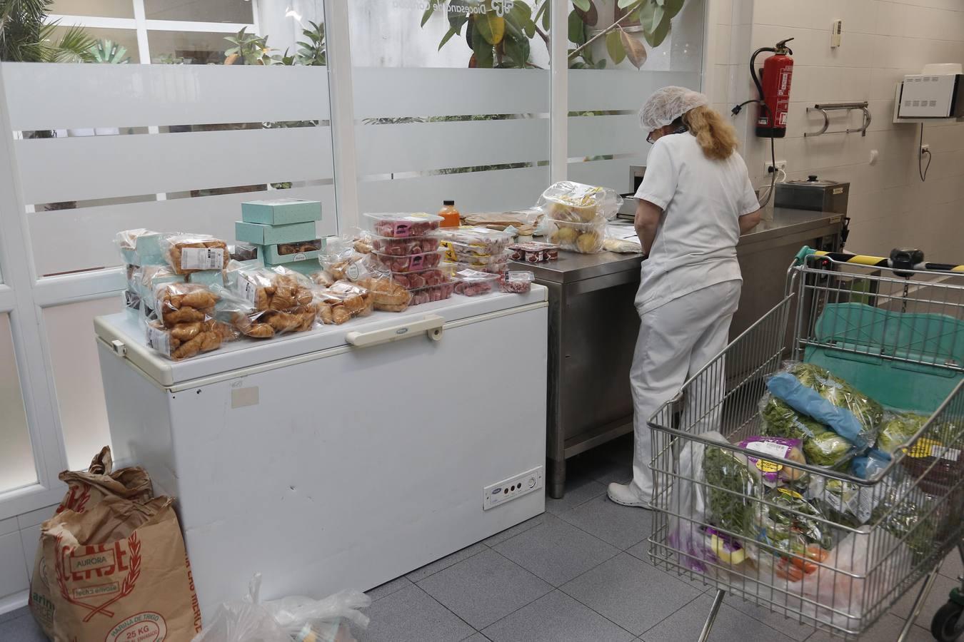 Un día en la casa de acogida Madre del Redentor de Córdoba, en imágenes