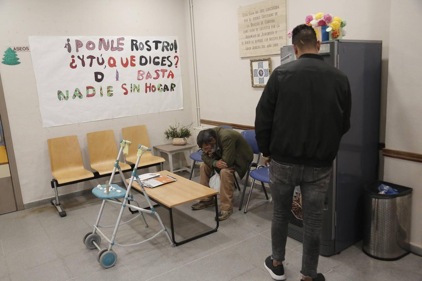 Un día en la casa de acogida Madre del Redentor de Córdoba, en imágenes