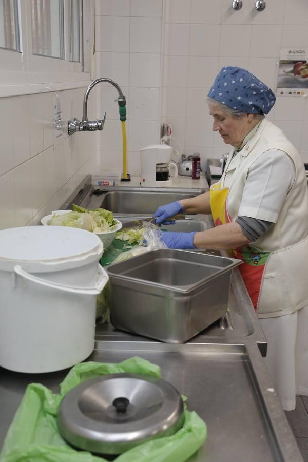 Un día en la casa de acogida Madre del Redentor de Córdoba, en imágenes