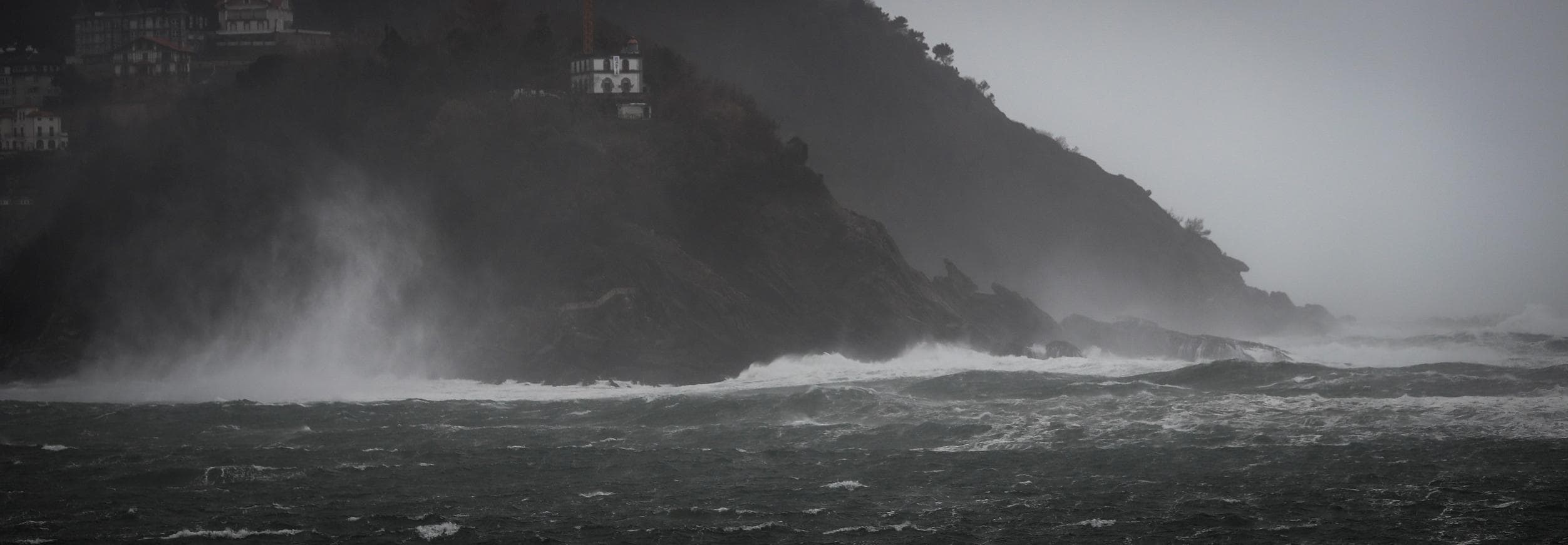 El viento levanta olas de más de siete metros de altura en San Sebastián. 