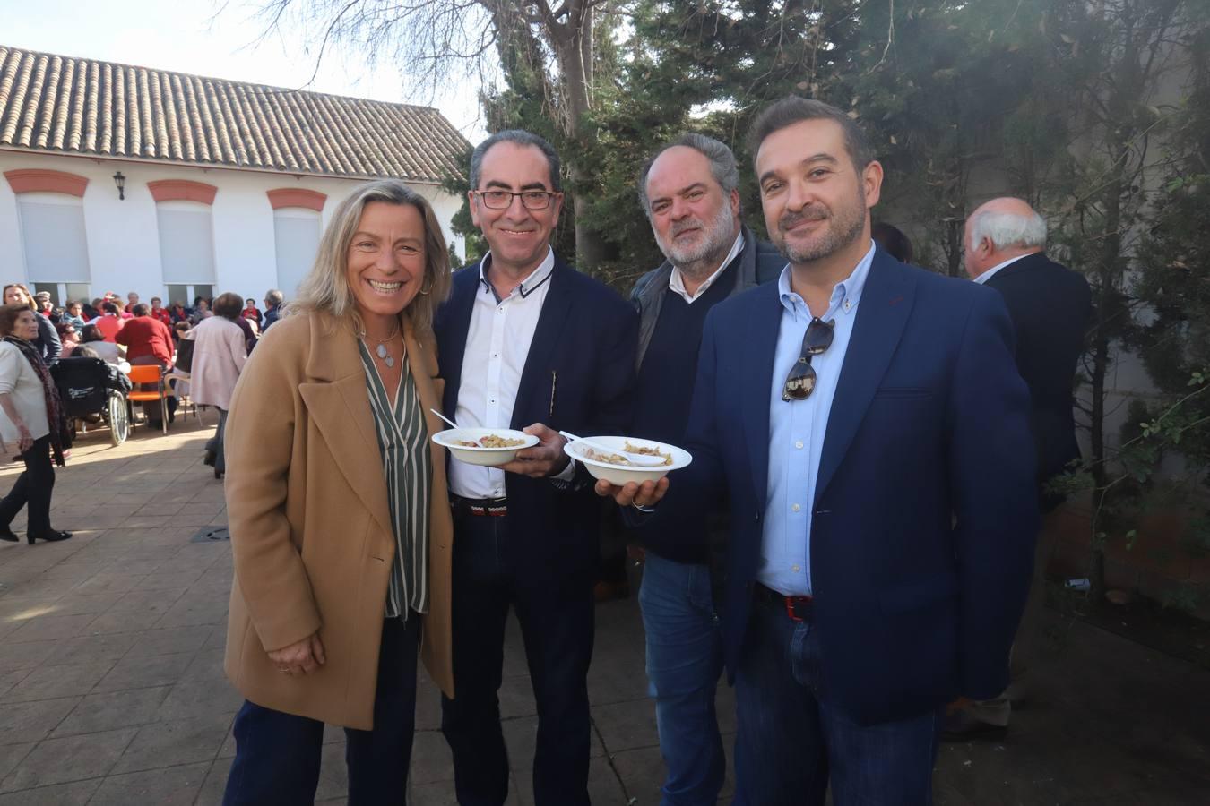 Las tradicionales migas de los hermanos de la Cruz Blanca en Córdoba, en imágenes