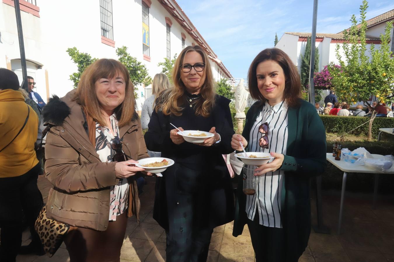 Las tradicionales migas de los hermanos de la Cruz Blanca en Córdoba, en imágenes