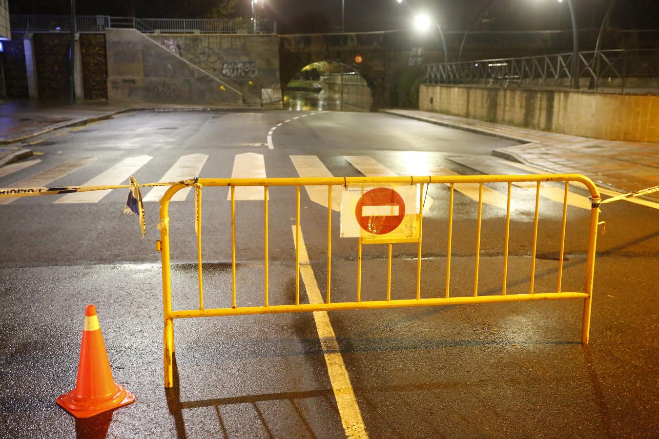 Río Bernesga desbordado a su paso por la capital leonesa. En la imagen, el Paseo de Salamanca cortado por la inundación