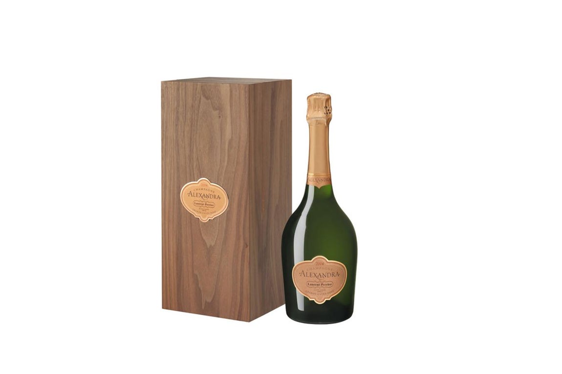 Laurent-Perrier Alexandra Rosé 2004. Uva: Pinot noir y Chardonnay. Fase visual: Color refinado rosa salmón pálido. Fase olfativa: Complejo en nariz, con aromas de fresa silvestre y mermelada de grosella con evolución hacia cítricos confitados. Fase gustativa: Elegante y fino, es un vino con gran mineralidad. Textura suave y seca con final persistente de frutos de bosque. Precio:  353€