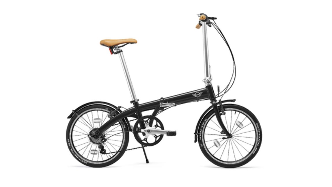 Bicicleta plegable. Esta bicicleta combina comodidad y estilo en un práctico diseño para llevar a cualquier lugar. Con ruedas de 20 pulgadas, se puede plegar en unos segundos y es fácil de transportar y almacenar. Un diseño elegante en color negro con sillín y manillares en cuero marrón que la convierten sin duda en el perfecto accesorio para moverte por la ciudad. Precio: 655 €
