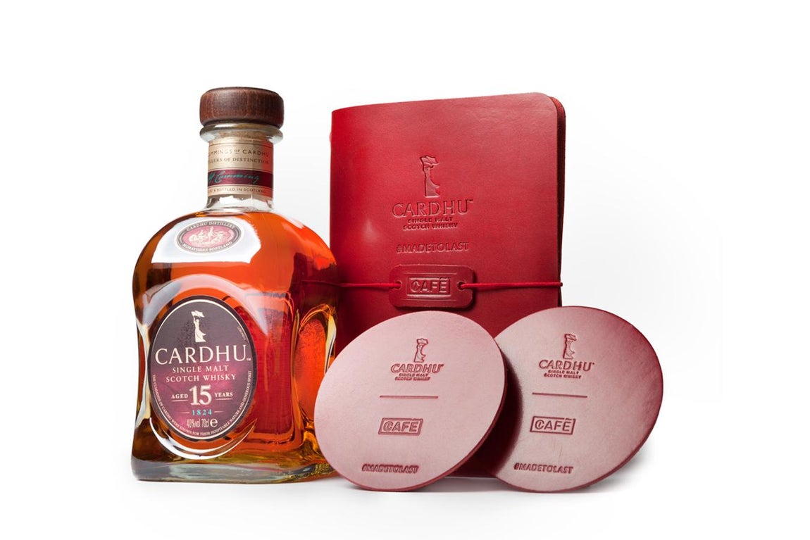 Edición navideña de Cardhu y Café Leather. El whisky escocés Cardhu 15 años y la marca española Café Leather se unen para ofrecer el regalo ideal para estas fiestas: una edición de la emblemática botella junto con una libreta con funda y dos posavasos de piel. Ambas firmas apuestan por la calidad y el valor de lo artesanal, la bebida con sus lento y cuidadoso proceso de destilación y la firma de accesorios con sus materiales nobles y su fabricación en Ubrique. Precio: 90 €