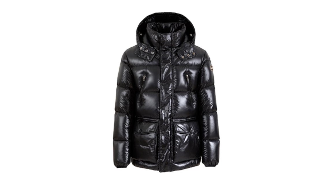 Plumífero. Un abrigo con aires deportivos y un espíritu claramente street-style, para aquellos que adoran el estilo urbano. Realizado en tejido japonés súperbrillante, está relleno de pluma natural y cuenta con un tratamiento repelente al agua.  Precio: 620 €