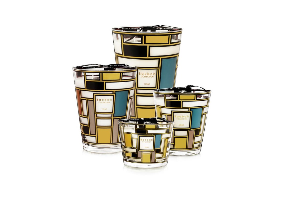 Velas navideñas. Inspiradas en el arte de las vidrieras y los diseños geométricos de Piet Mondrian, esta colección de velas perfumadas incluye acabados en oro y platino.Sus aromas a anís, ámbar y almizcle crean una atmósfera sofisticada y relajante. Entre 89 y 525 € según el tamaño.