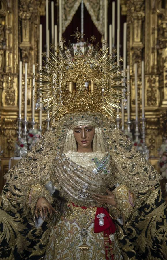 La Esperanza de Triana, en besamanos