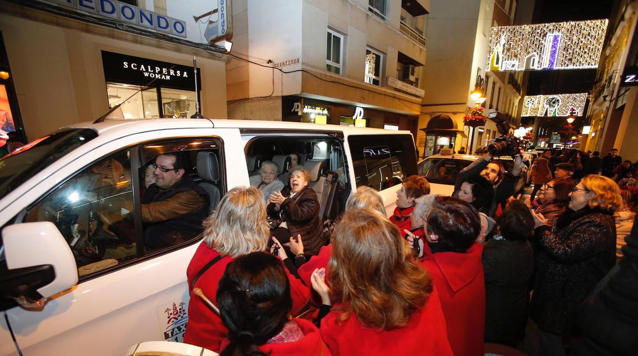 El paseo de la ilusión del taxi en Córdoba, en imágenes