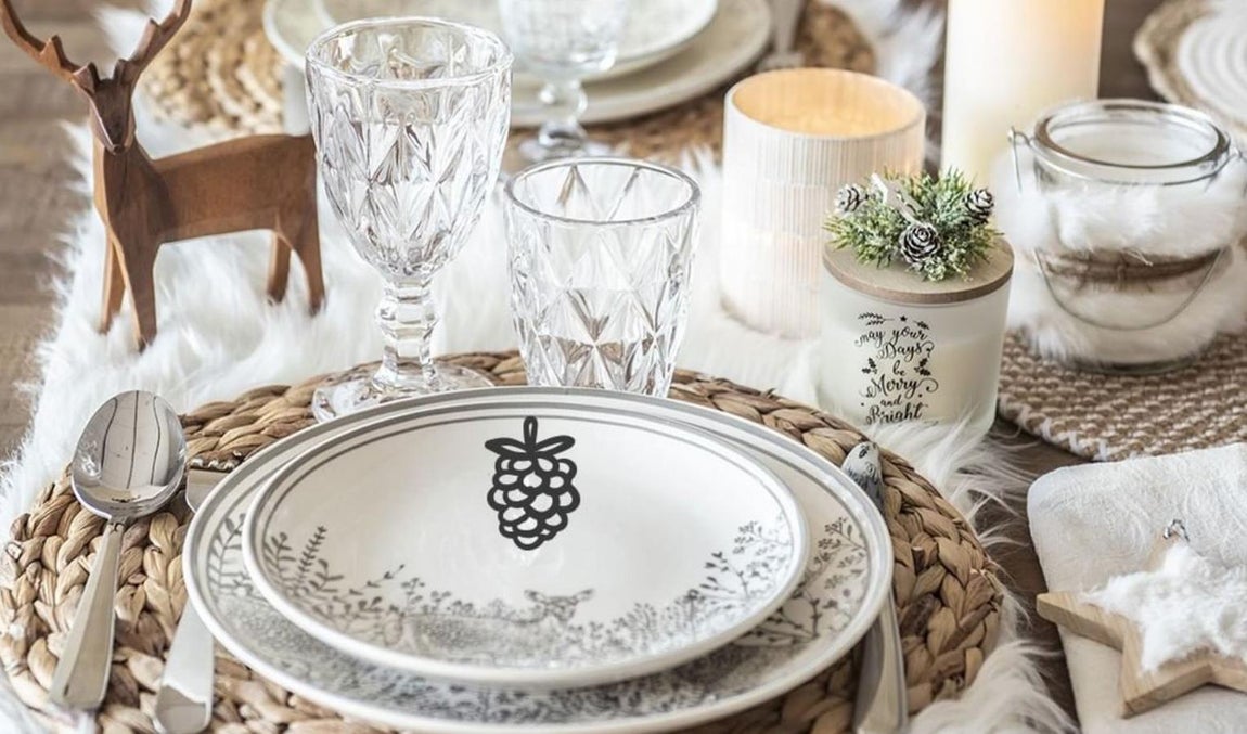 Bajoplato de rafia. La plata vuelve a la mesa. Una cubertería de este material es un acierto seguro, meter un bajoplato de este material es un pecado capital en los tiempos que corren, en los que se apuesta por lo natural