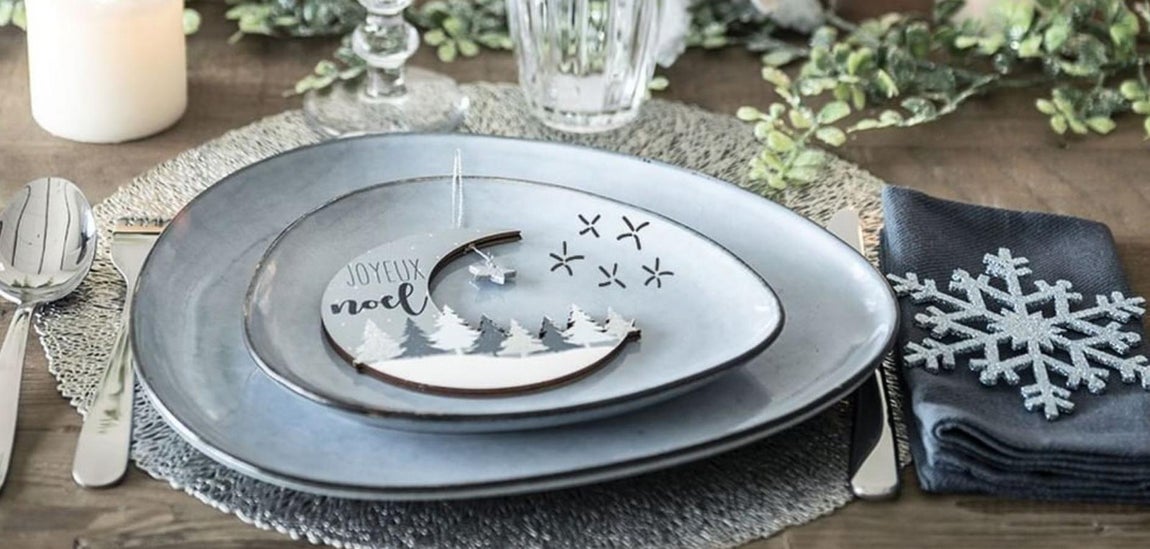 Personalización Suprema. Cada comensal debe sentirse especial y único en la mesa. Una de las muchas opciones es dejarle un mensaje sobre el plato con un verso que le guste, una frase con la que sintáis complicidad o un acorde de su canción favorita. Lo importante es que reciba la sensación de que ese rincón fue decorado pensando en él