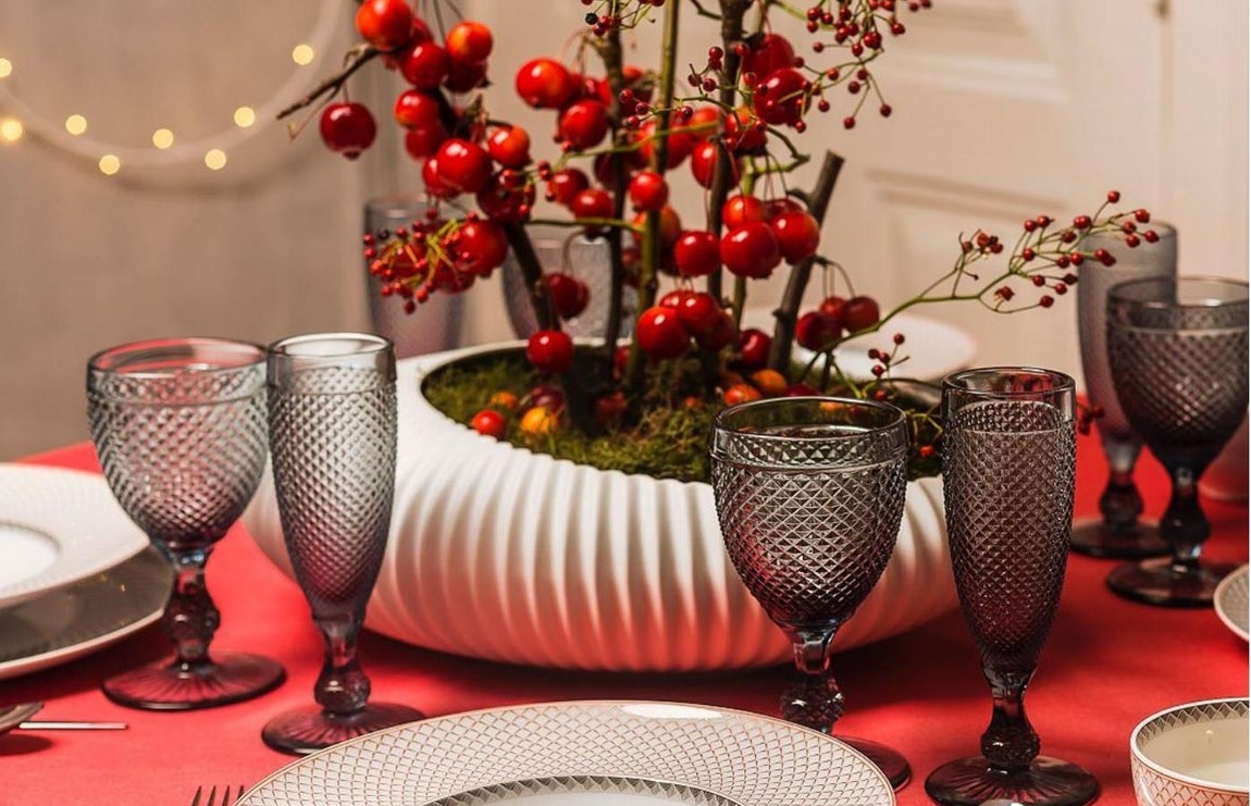 Plantas en la mesa. En la mesa de Navidad refresca y embellece el espacio tener varias plantas sobre el mantel. La arquitectura vegetal lo embellece todo y consigue un ambiente cercano