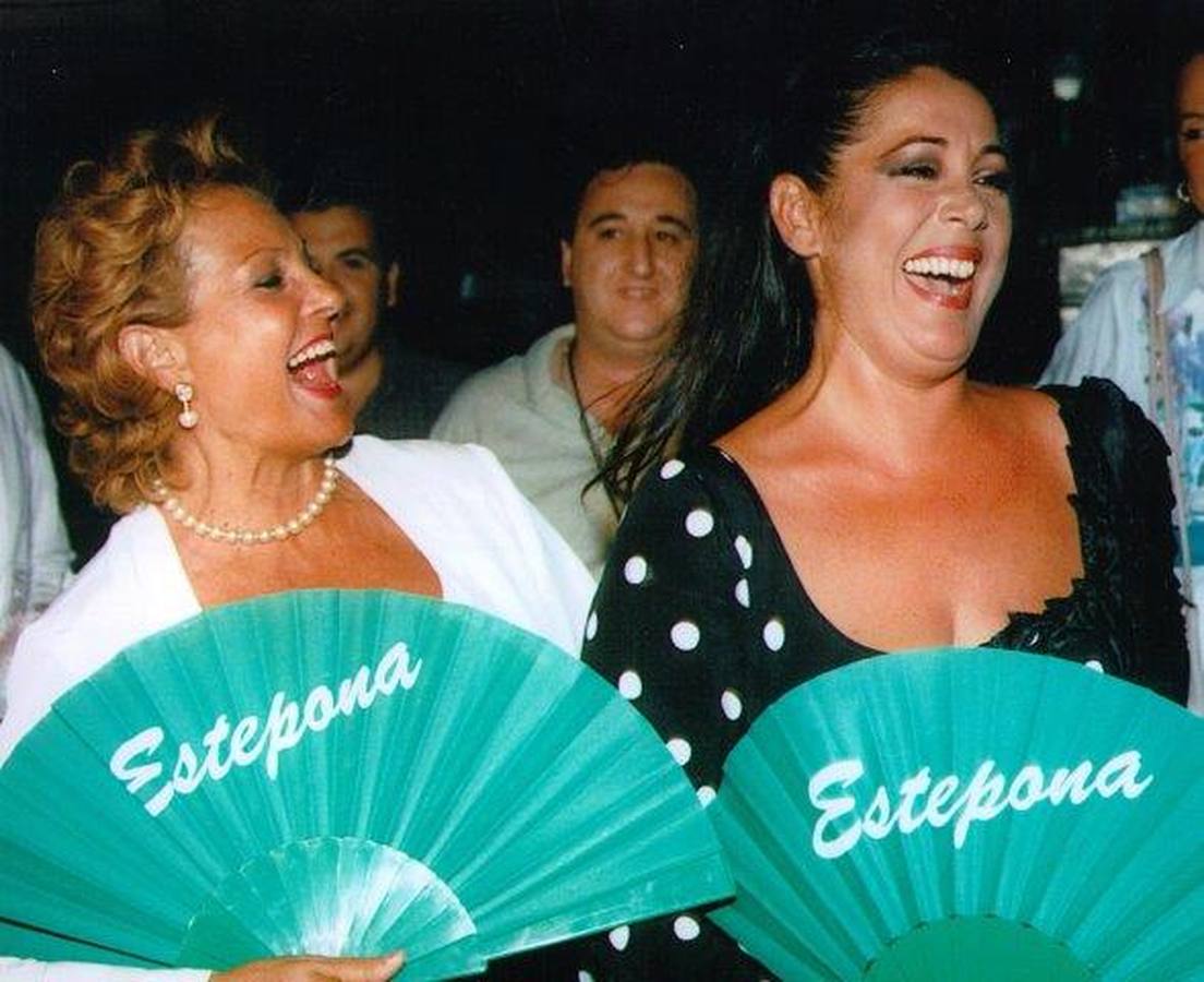 Con Carmen Sevilla. Una divertida imagen de Isabel Pantoja con Carmen Sevilla durante un acto de promoción de la Costa del Sol