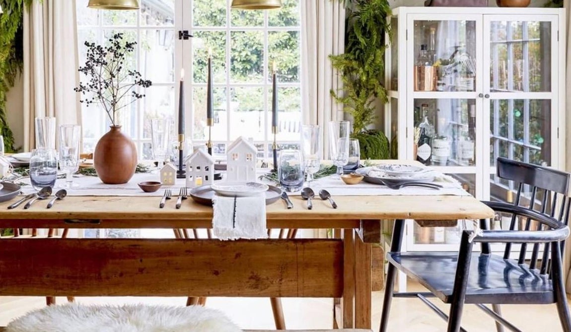 Velas altas y bajas. Las velas altas conviven con las bajas para crear un entorno cálido. Con un candelabro se le da altura a la decoración mientras con las velas pequeñas se aporta ambiente