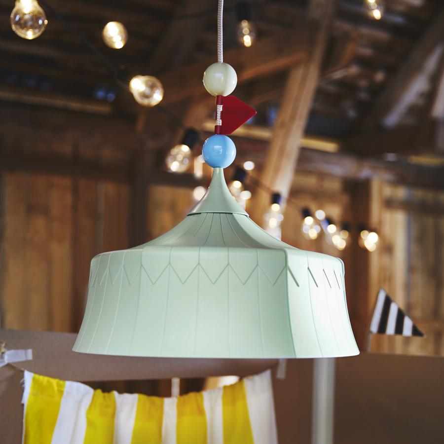 Lámpara infantil. Esta divertida lámpara Trollbo de Ikea recuerda a una carpa de circo. Es de plástico reciclado y el embalaje hace las veces de libro para colorear. Es fácil de modificar gracias a los accesorios modificables. Cuesta 19,99 euros.