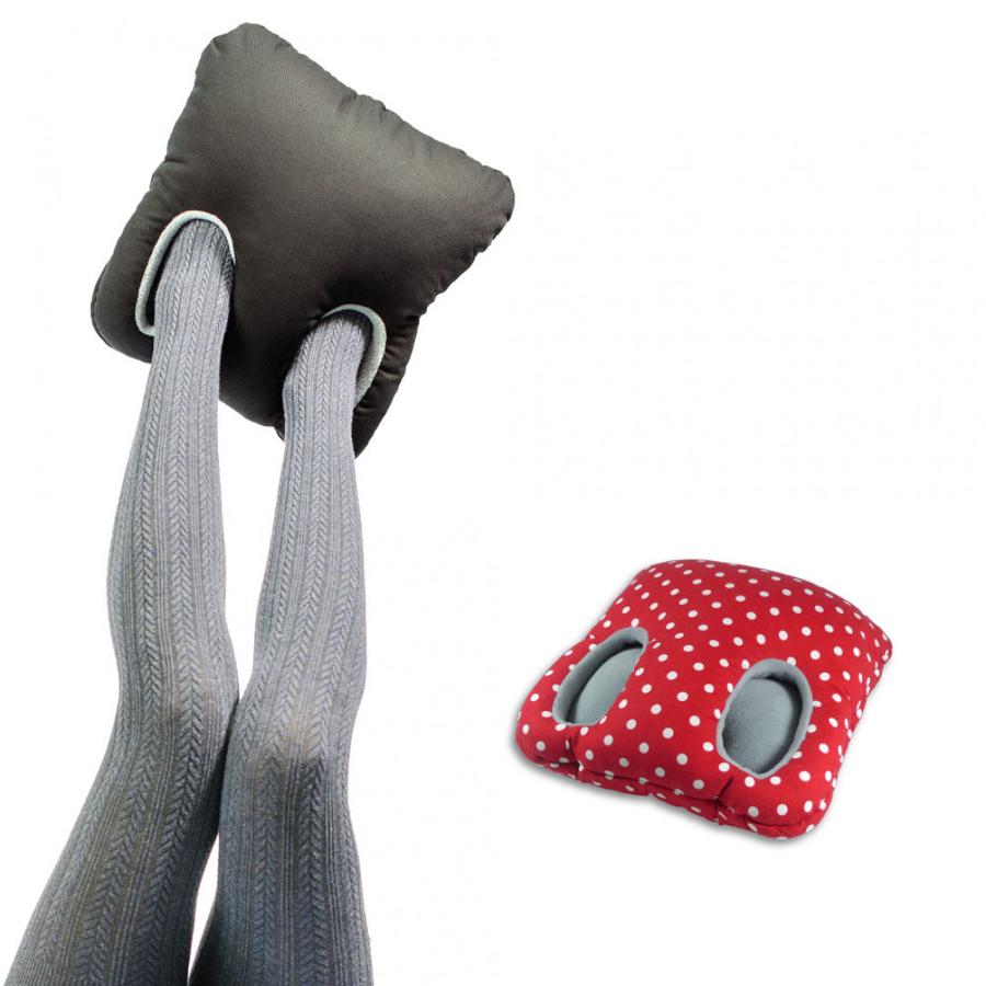 Cojín para pies. mullido cojín para pies con el que calentarse y relajarse es cuestión de segundos. Por fin fuera los zapatos o las botas de calle, una taza caliente en las manos, una manta por encima y… los pies dentro del cojín. 29,90 euros en Smyla.