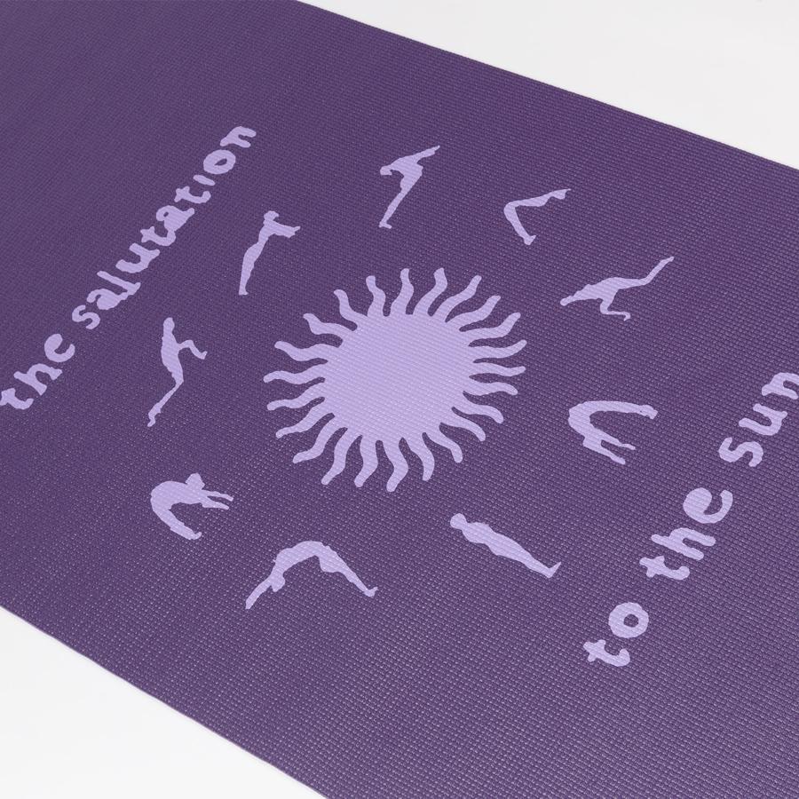 Esterilla de yoga. Esta esterilla te permite realizar tus posturas de yoga gracias a las ilustraciones. Podrás usarla para tus ejercicios de fitness diarios. Superficie suave y antideslizante. 16,90 euros en Natura.