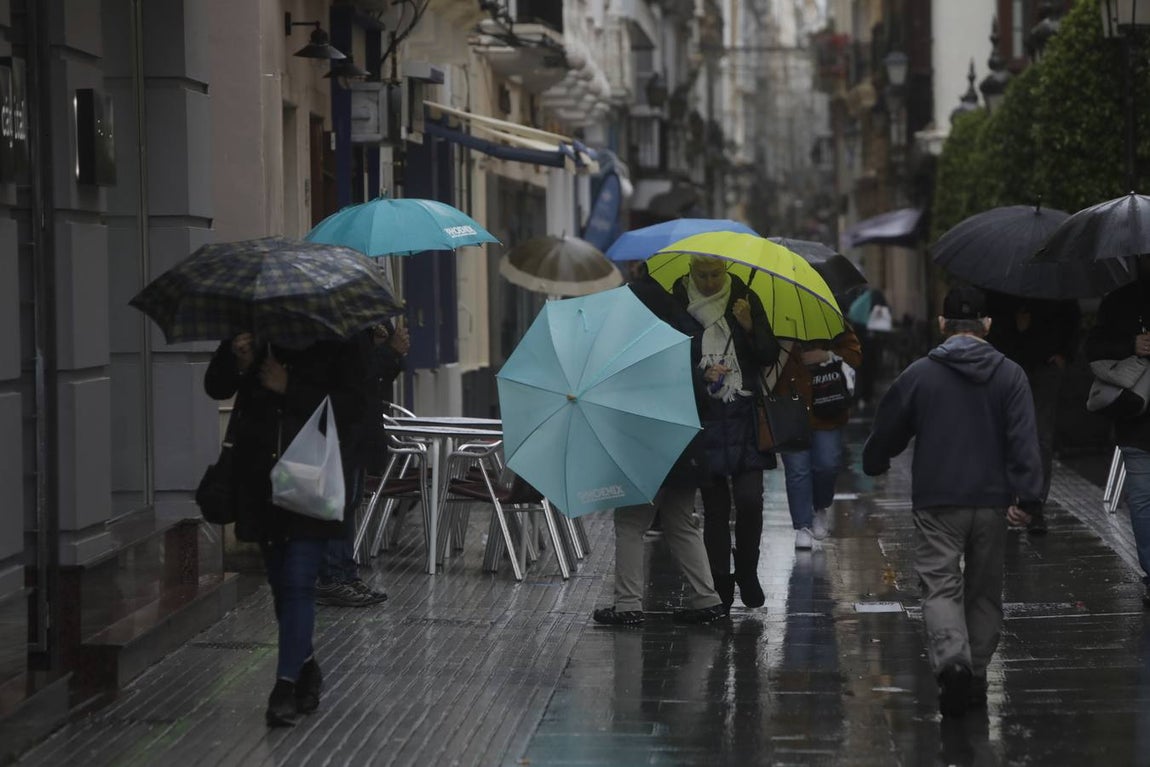 FOTOS: Tormentas y viento fuerte en Cádiz por la llegada de Elsa