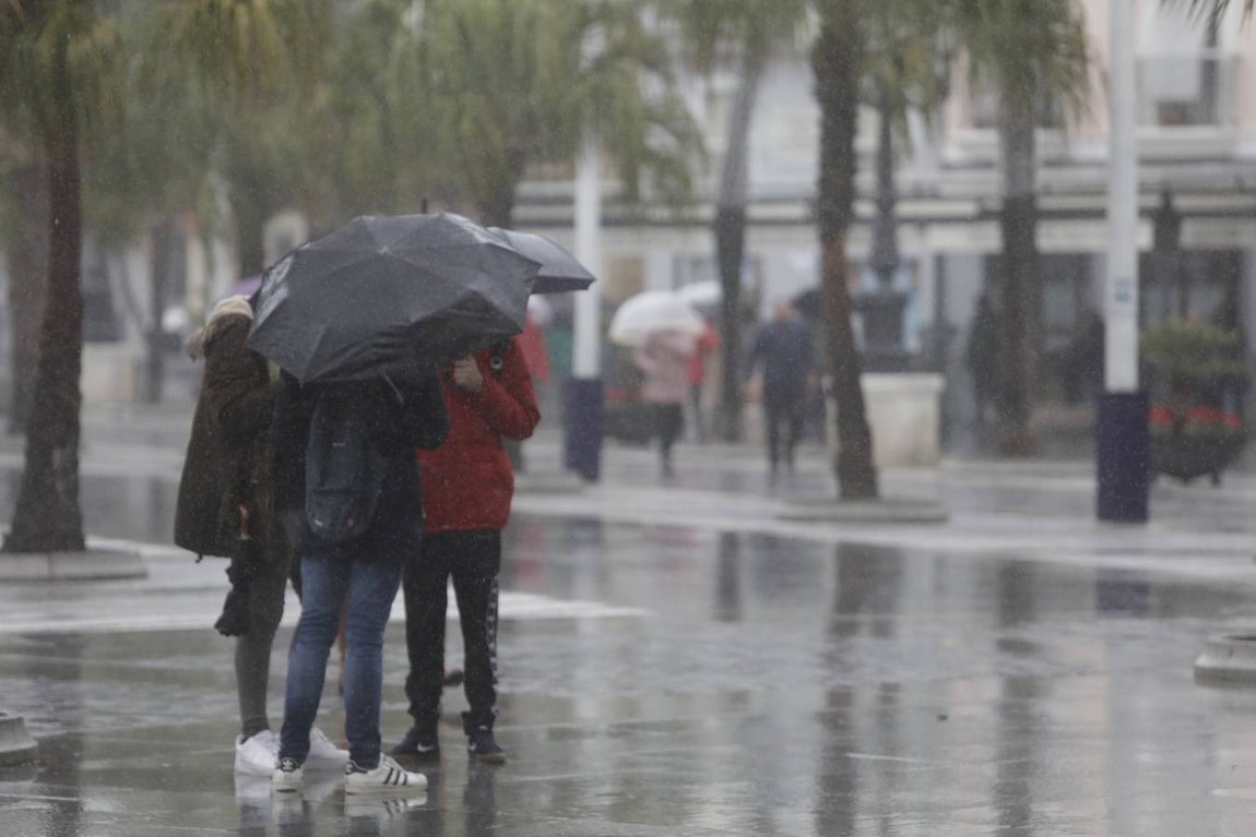 FOTOS: Tormentas y viento fuerte en Cádiz por la llegada de Elsa