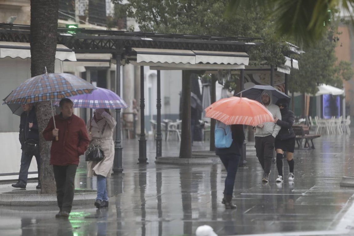 FOTOS: Tormentas y viento fuerte en Cádiz por la llegada de Elsa