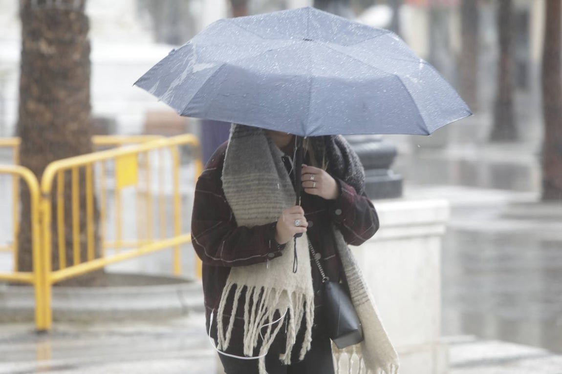 FOTOS: Tormentas y viento fuerte en Cádiz por la llegada de Elsa