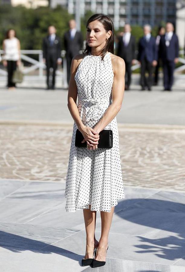 Durante uno de los días en los que estuvo en Cuba, de viaje oficial, la Reina Letizia recuperó su vestido de lunares blanco y negro de cuello halter, uno de los más aplaudidos. Fue en la ofrenda floral, ante el monumento a José Martí, que forma parte del protocolo cubano para las visitas oficiales. Se trata de un vestido, de la firma Carolina Herrera, con abertura en la espalda y que cuenta con una falda midi evasé con un cinturón que remarca la esbelta silueta de la mujer del Rey Felipe.. 