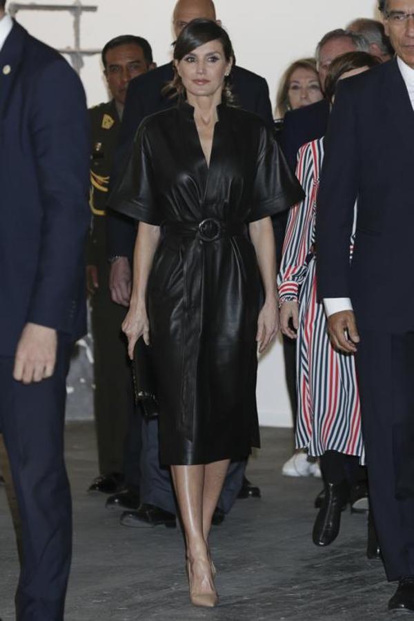 No hay duda de que la Reina Letizia es una apasionada de la moda y así lo demuestra en cada evento. Otro de los conjuntos más rompedores del año fue el que escogió para su cita anual con la Feria Internacional de Arte Contemporáneo ARCO de Madrid en Ifema: un vestido de cuero negro de estilo kimono con mangas murciélago, de la firma &amp; Other Stories.. 