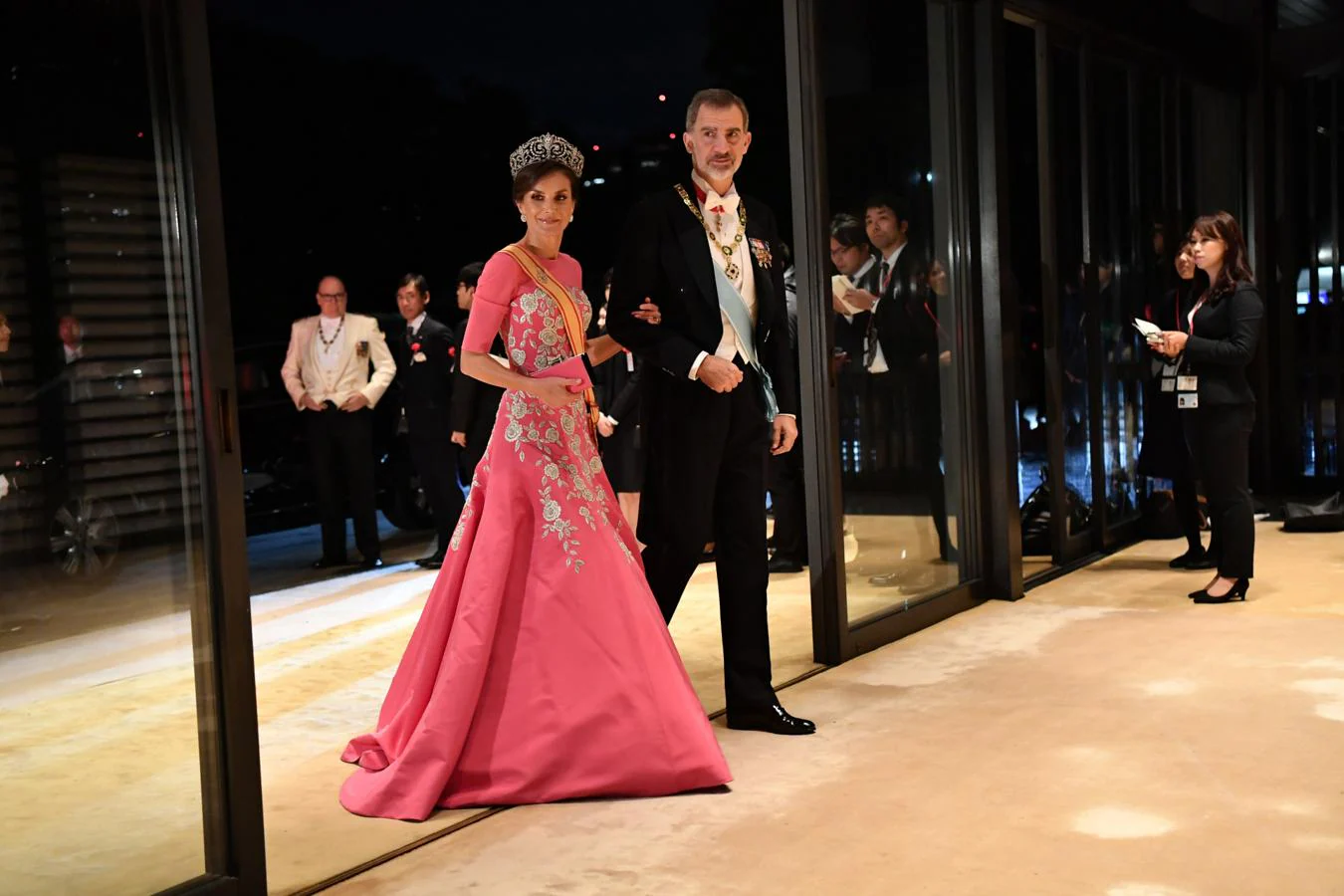 Del rosa empolvado de organza al floral de Cuba: los 15 vestidos de sobresaliente de la Reina Letizia en 2019